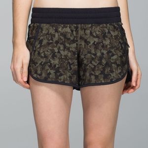 Lululemon Size 4 Tracker Short III Mystic Jungle Fatigue Green Black